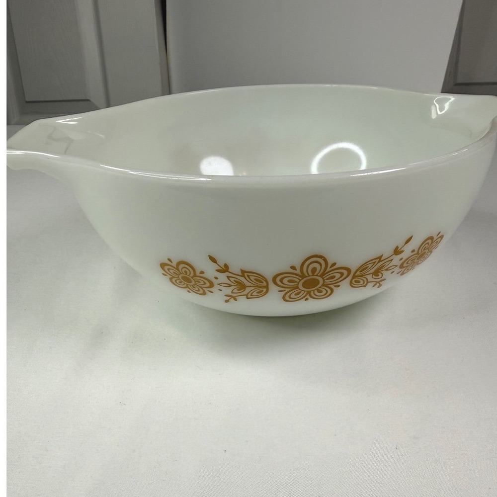Vintage Pyrex Butterfly Gold Cinderella Mixing Bowl 443 2.5 Quart White Gold